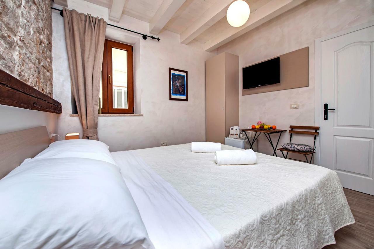 La Fondiaria Hotel Ровин Екстериор снимка