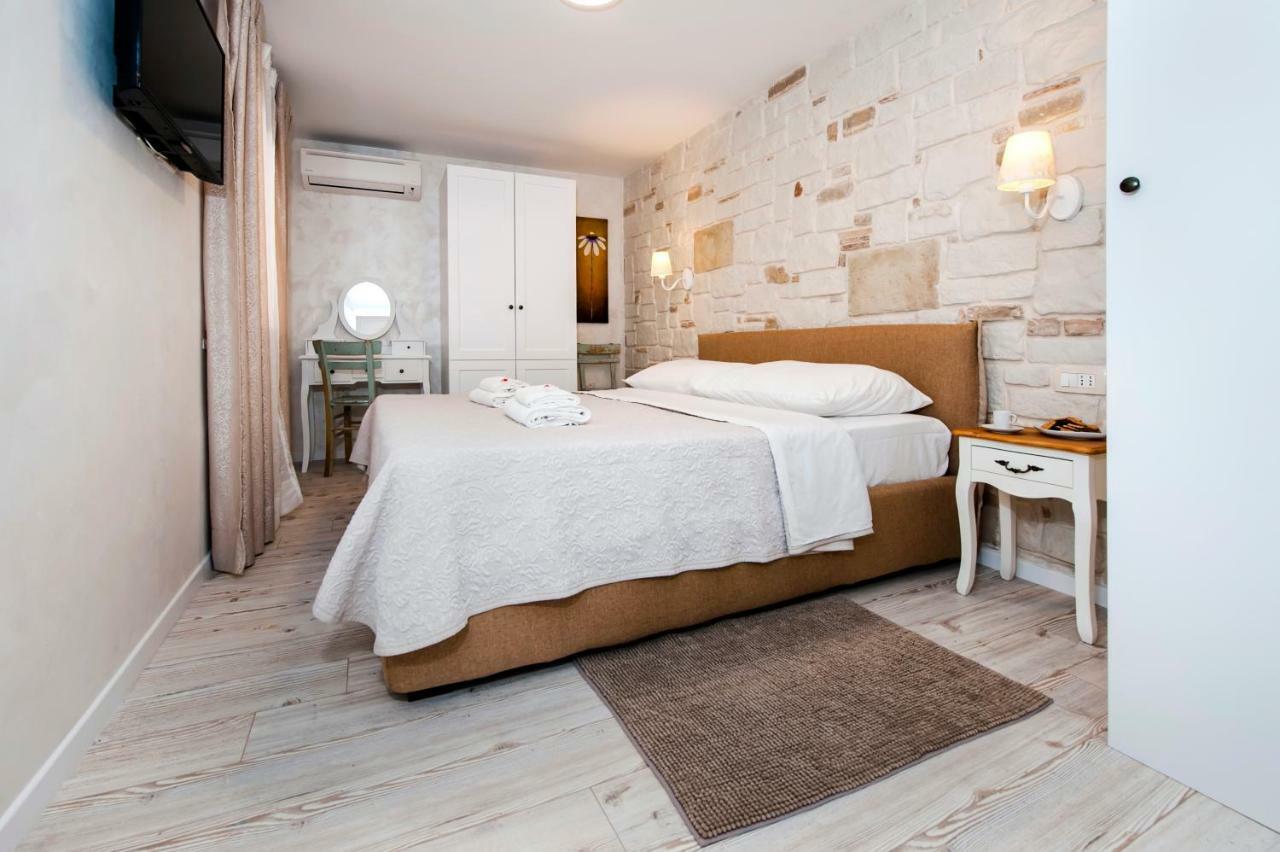 La Fondiaria Hotel Ровин Екстериор снимка